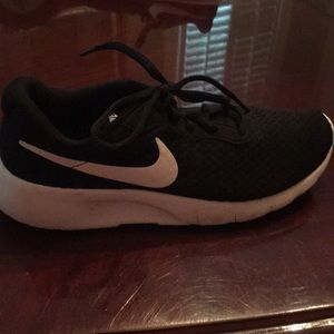 Nike tennis shoes size 5 1/2 Kids